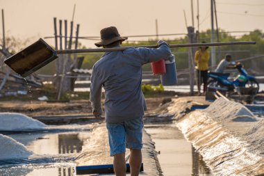 Long Dien 'in kırsal kesimindeki tuz işçisi Ba Ria Vung Tau' nun tuz tavasındaki tuz yığınından yapılmış deniz tuzu işlemi. Tuz tarlaları Vietnam 'ın en eşsiz yerlerinden biridir.