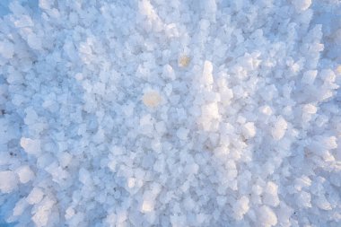 Beyaz deniz tuzundan. Kaba kaya tuzu dokusu.