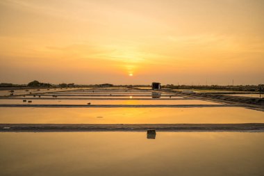 Vung Tau 'nun en büyük deniz tuzu üreticisi Long Dien' deki Tuz Tarlaları 'nın insansız hava aracı görüntüsü ve operasyonları, Long Dien şehir merkezindeki deniz tuzu üretiminin 1000 yıllık geleneğine dayanıyor.