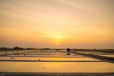Vung Tau 'nun en büyük deniz tuzu üreticisi Long Dien' deki Tuz Tarlaları 'nın insansız hava aracı görüntüsü ve operasyonları, Long Dien şehir merkezindeki deniz tuzu üretiminin 1000 yıllık geleneğine dayanıyor.