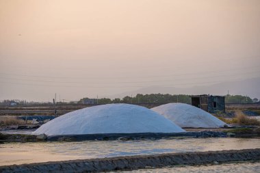 Vung Tau 'nun en büyük deniz tuzu üreticisi Long Dien' deki Tuz Tarlaları 'nın insansız hava aracı görüntüsü ve operasyonları, Long Dien şehir merkezindeki deniz tuzu üretiminin 1000 yıllık geleneğine dayanıyor.
