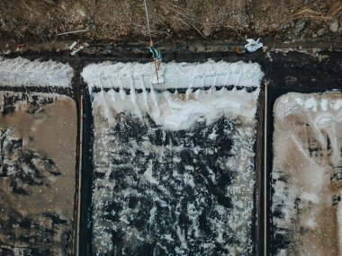 Long Dien 'in kırsal kesimindeki tuz işçisi Ba Ria Vung Tau' nun tuz tavasındaki tuz yığınından yapılmış deniz tuzu işlemi. Tuz tarlaları Vietnam 'ın en eşsiz yerlerinden biridir.