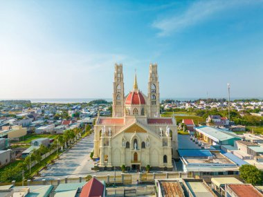 Phuoc Hung Kilisesi, nam-ı diğer Parish Phuoc Hung, turistleri hafta sonları Vung Tau, Vietnam 'a ruhsal olarak ziyarete çekiyor. Phuoc Hung Kilisesi 'nin inşaatı Fransa' ya benziyor.