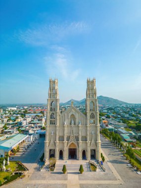 Phuoc Hung Kilisesi, nam-ı diğer Parish Phuoc Hung, turistleri hafta sonları Vung Tau, Vietnam 'a ruhsal olarak ziyarete çekiyor. Phuoc Hung Kilisesi 'nin inşaatı Fransa' ya benziyor.