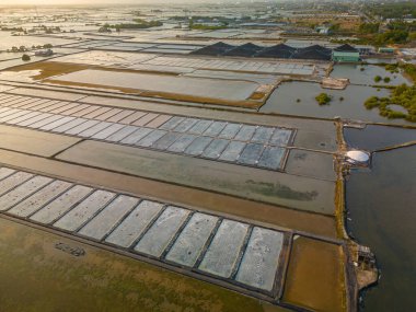 Vung Tau 'nun en büyük deniz tuzu üreticisi Long Dien' deki Tuz Tarlaları 'nın insansız hava aracı görüntüsü ve operasyonları, Long Dien şehir merkezindeki deniz tuzu üretiminin 1000 yıllık geleneğine dayanıyor.