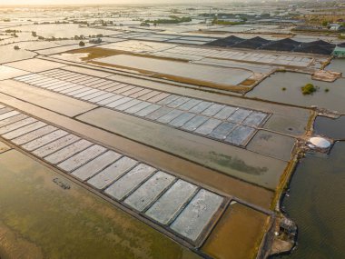 Vung Tau 'nun en büyük deniz tuzu üreticisi Long Dien' deki Tuz Tarlaları 'nın insansız hava aracı görüntüsü ve operasyonları, Long Dien şehir merkezindeki deniz tuzu üretiminin 1000 yıllık geleneğine dayanıyor.