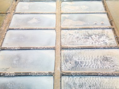 Vung Tau 'nun en büyük deniz tuzu üreticisi Long Dien' deki Tuz Tarlaları 'nın insansız hava aracı görüntüsü ve operasyonları, Long Dien şehir merkezindeki deniz tuzu üretiminin 1000 yıllık geleneğine dayanıyor.