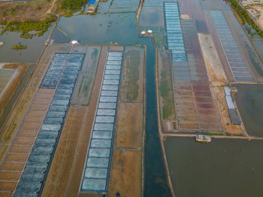 Vung Tau 'nun en büyük deniz tuzu üreticisi Long Dien' deki Tuz Tarlaları 'nın insansız hava aracı görüntüsü ve operasyonları, Long Dien şehir merkezindeki deniz tuzu üretiminin 1000 yıllık geleneğine dayanıyor.