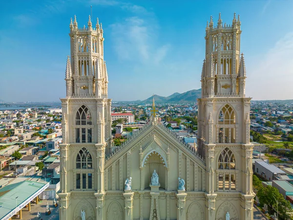 Phuoc Hung Kilisesi, nam-ı diğer Parish Phuoc Hung, turistleri hafta sonları Vung Tau, Vietnam 'a ruhsal olarak ziyarete çekiyor. Phuoc Hung Kilisesi 'nin inşaatı Fransa' ya benziyor.