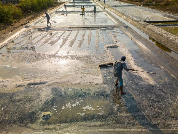 Long Dien 'in kırsal kesimindeki tuz işçisi Ba Ria Vung Tau' nun tuz tavasındaki tuz yığınından yapılmış deniz tuzu işlemi. Tuz tarlaları Vietnam 'ın en eşsiz yerlerinden biridir.