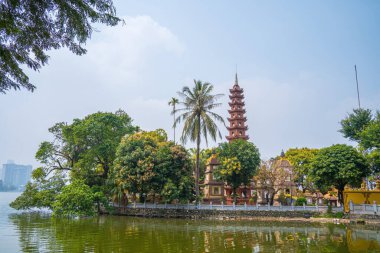Hanoi 'deki en eski Budist tapınağı olan Tran Quoc Pagoda, Hanoi' nin Batı Gölü 'nün güneydoğu kıyısında yer almaktadır..