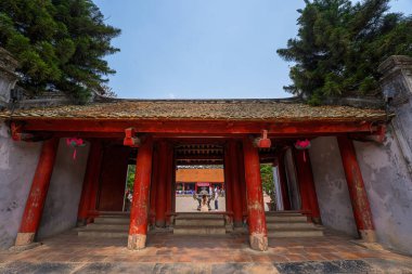 Hanoi, Vietnam - Kasım 12017: Edebiyat Tapınağı Van Mieu Quoc Tu Giam olarak da bilinir, ayrıca Konfüçyüs Tapınağı ve Hanoi 'deki antik üniversite olarak da bilinir..
