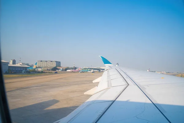 Zicht Vanuit Vliegtuigraam Vliegveld Tan Son Nhat Blauwe Lucht Pluizige — Stockfoto