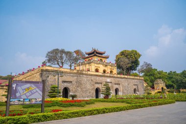 Thang Long İmparatorluk Kalesi 'nin Panorama Merkez Bölgesi. İlk olarak Ly Hanedanlığı döneminde inşa edilen kraliyet kuşatmasını oluşturan kültür kompleksi. Hanoi 'deki UNESCO Dünya Mirası Alanı. Doan Mon kapısı