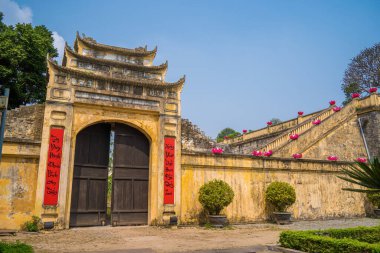 Thang Long İmparatorluk Kalesi 'nin Panorama Merkez Bölgesi. İlk olarak Ly Hanedanlığı döneminde inşa edilen kraliyet kuşatmasını oluşturan kültür kompleksi. Hanoi 'deki UNESCO Dünya Mirası Alanı. Doan Mon kapısı