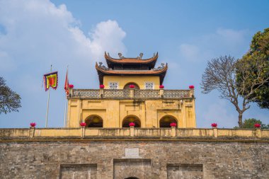 Thang Long İmparatorluk Kalesi 'nin Panorama Merkez Bölgesi. İlk olarak Ly Hanedanlığı döneminde inşa edilen kraliyet kuşatmasını oluşturan kültür kompleksi. Hanoi 'deki UNESCO Dünya Mirası Alanı. Doan Mon kapısı