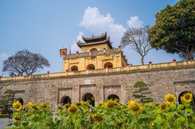 Thang Long İmparatorluk Kalesi 'nin Panorama Merkez Bölgesi. İlk olarak Ly Hanedanlığı döneminde inşa edilen kraliyet kuşatmasını oluşturan kültür kompleksi. Hanoi 'deki UNESCO Dünya Mirası Alanı. Doan Mon kapısı