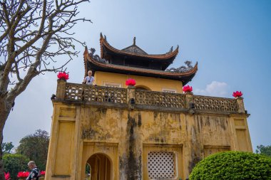 Thang Long İmparatorluk Kalesi 'nin Panorama Merkez Bölgesi. İlk olarak Ly Hanedanlığı döneminde inşa edilen kraliyet kuşatmasını oluşturan kültür kompleksi. Hanoi 'deki UNESCO Dünya Mirası Alanı. Doan Mon kapısı