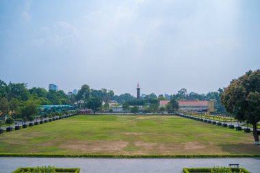Üzerinde Vietnam bayrağı olan Hanoi bayrağı kulesi. Bu kule şehrin sembollerinden ve Hanoi Kalesi 'nin bir parçasıdır.