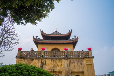 Thang Long İmparatorluk Kalesi 'nin Panorama Merkez Bölgesi. İlk olarak Ly Hanedanlığı döneminde inşa edilen kraliyet kuşatmasını oluşturan kültür kompleksi. Hanoi 'deki UNESCO Dünya Mirası Alanı. Doan Mon kapısı