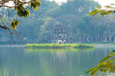 Hoan Kiem Gölü (Ho Guom) ya da Sword Gölü sabah sisli havada Hanoi 'nin merkezinde. Hoan Kiem Gölü Hanoi 'de ünlü bir turistik yerdir. Seyahat ve manzara konsepti. Seçici odak.