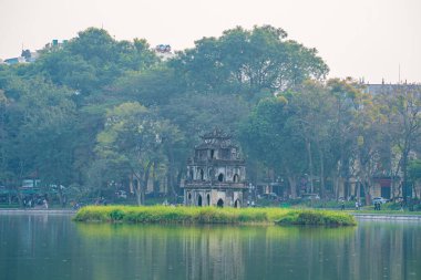 Hoan Kiem Gölü (Ho Guom) ya da Sword Gölü sabah sisli havada Hanoi 'nin merkezinde. Hoan Kiem Gölü Hanoi 'de ünlü bir turistik yerdir. Seyahat ve manzara konsepti. Seçici odak.