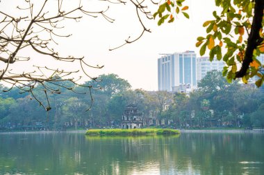 Hoan Kiem Gölü (Ho Guom) ya da Sword Gölü sabah sisli havada Hanoi 'nin merkezinde. Hoan Kiem Gölü Hanoi 'de ünlü bir turistik yerdir. Seyahat ve manzara konsepti. Seçici odak.