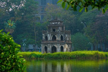 Hoan Kiem Gölü (Ho Guom) ya da Sword Gölü sabah sisli havada Hanoi 'nin merkezinde. Hoan Kiem Gölü Hanoi 'de ünlü bir turistik yerdir. Seyahat ve manzara konsepti. Seçici odak.