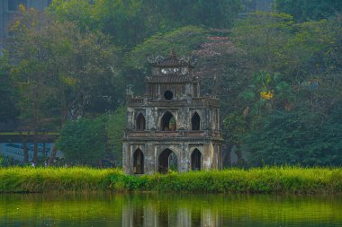 Hoan Kiem Gölü (Ho Guom) ya da Sword Gölü sabah sisli havada Hanoi 'nin merkezinde. Hoan Kiem Gölü Hanoi 'de ünlü bir turistik yerdir. Seyahat ve manzara konsepti. Seçici odak.