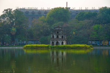 Hoan Kiem Gölü (Ho Guom) ya da Sword Gölü sabah sisli havada Hanoi 'nin merkezinde. Hoan Kiem Gölü Hanoi 'de ünlü bir turistik yerdir. Seyahat ve manzara konsepti. Seçici odak.