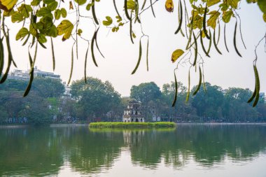 Hoan Kiem Gölü (Ho Guom) ya da Sword Gölü sabah sisli havada Hanoi 'nin merkezinde. Hoan Kiem Gölü Hanoi 'de ünlü bir turistik yerdir. Seyahat ve manzara konsepti. Seçici odak.