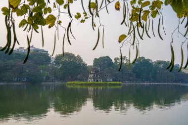 Hoan Kiem Gölü (Ho Guom) ya da Sword Gölü sabah sisli havada Hanoi 'nin merkezinde. Hoan Kiem Gölü Hanoi 'de ünlü bir turistik yerdir. Seyahat ve manzara konsepti. Seçici odak.