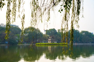 Hoan Kiem Gölü (Ho Guom) ya da Sword Gölü sabah sisli havada Hanoi 'nin merkezinde. Hoan Kiem Gölü Hanoi 'de ünlü bir turistik yerdir. Seyahat ve manzara konsepti. Seçici odak.