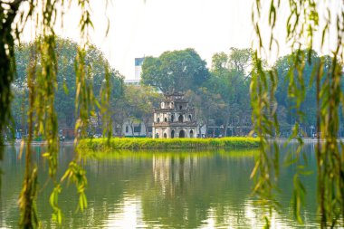 Hoan Kiem Gölü (Ho Guom) ya da Sword Gölü sabah sisli havada Hanoi 'nin merkezinde. Hoan Kiem Gölü Hanoi 'de ünlü bir turistik yerdir. Seyahat ve manzara konsepti. Seçici odak.