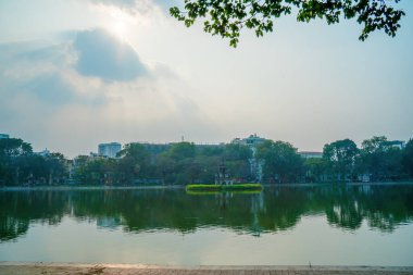 Hoan Kiem Gölü (Ho Guom) ya da Sword Gölü sabah sisli havada Hanoi 'nin merkezinde. Hoan Kiem Gölü Hanoi 'de ünlü bir turistik yerdir. Seyahat ve manzara konsepti. Seçici odak.