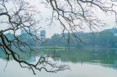 Hoan Kiem Gölü (Ho Guom) ya da Sword Gölü sabah sisli havada Hanoi 'nin merkezinde. Hoan Kiem Gölü Hanoi 'de ünlü bir turistik yerdir. Seyahat ve manzara konsepti. Seçici odak.