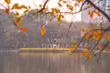 Hoan Kiem Gölü (Ho Guom) ya da Sword Gölü sabah sisli havada Hanoi 'nin merkezinde. Hoan Kiem Gölü Hanoi 'de ünlü bir turistik yerdir. Seyahat ve manzara konsepti. Seçici odak.