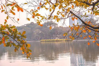 Hoan Kiem Gölü (Ho Guom) ya da Sword Gölü sabah sisli havada Hanoi 'nin merkezinde. Hoan Kiem Gölü Hanoi 'de ünlü bir turistik yerdir. Seyahat ve manzara konsepti. Seçici odak.