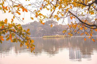 Hoan Kiem Gölü (Ho Guom) ya da Sword Gölü sabah sisli havada Hanoi 'nin merkezinde. Hoan Kiem Gölü Hanoi 'de ünlü bir turistik yerdir. Seyahat ve manzara konsepti. Seçici odak.