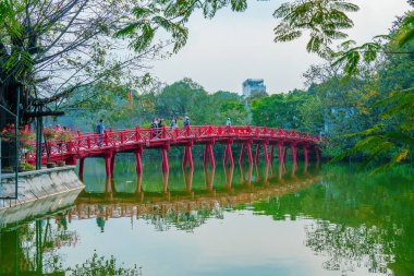 Ha Noi, VIETNAM - MAR 09 2023: Kızıl Köprü - Hoan Kiem Gölü 'ndeki Huc Köprüsü, Hanoi, Vietnam 18 Kasım 2016. Bu, Vietnam 'ın başkenti Hanoi' nin tarihi merkezinde bir göldür.