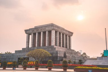 Hanoi, Vietnam 'daki Ba Dinh Meydanı' nın ortasındaki Ho Chi Minh Anıt Mezarı. Arka planda sinematik gökyüzü. Burası Asya 'nın popüler bir turizm beldesi. Seyahat konsepti.