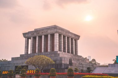 Hanoi, Vietnam 'daki Ba Dinh Meydanı' nın ortasındaki Ho Chi Minh Anıt Mezarı. Arka planda sinematik gökyüzü. Burası Asya 'nın popüler bir turizm beldesi. Seyahat konsepti.