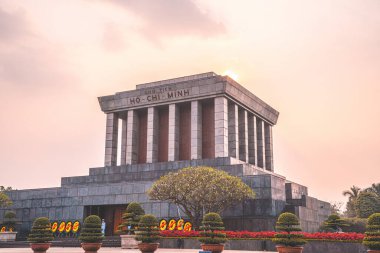 Hanoi, Vietnam 'daki Ba Dinh Meydanı' nın ortasındaki Ho Chi Minh Anıt Mezarı. Arka planda sinematik gökyüzü. Burası Asya 'nın popüler bir turizm beldesi. Seyahat konsepti.