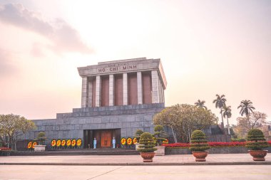 Hanoi, Vietnam 'daki Ba Dinh Meydanı' nın ortasındaki Ho Chi Minh Anıt Mezarı. Arka planda sinematik gökyüzü. Burası Asya 'nın popüler bir turizm beldesi. Seyahat konsepti.