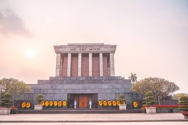 Hanoi, Vietnam 'daki Ba Dinh Meydanı' nın ortasındaki Ho Chi Minh Anıt Mezarı. Arka planda sinematik gökyüzü. Burası Asya 'nın popüler bir turizm beldesi. Seyahat konsepti.