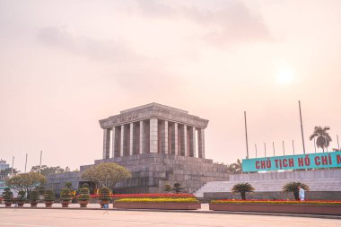 Hanoi, Vietnam 'daki Ba Dinh Meydanı' nın ortasındaki Ho Chi Minh Anıt Mezarı. Arka planda sinematik gökyüzü. Burası Asya 'nın popüler bir turizm beldesi. Seyahat konsepti.