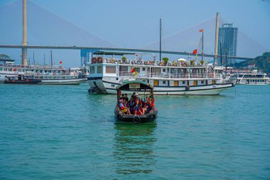 Bai Chay köprüsü ve güneş tekerleği sabahın erken saatlerinde Ha Long, Vietnam 'da güzel bulutlarla. Marina, Boats, Ferris Wheel ve Askı Köprüsü. Hepsi Bai Chay Sahili 'nde.