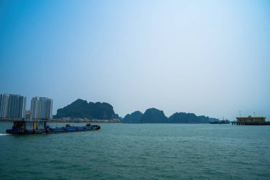 Bai Chay köprüsü ve güneş tekerleği sabahın erken saatlerinde Ha Long, Vietnam 'da güzel bulutlarla. Marina, Boats, Ferris Wheel ve Askı Köprüsü. Hepsi Bai Chay Sahili 'nde.