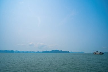 Rock Island Halong Bay, Vietnam, Güneydoğu Asya'da doğal görünümünü. UNESCO dünya mirası. Dağ Adaları'nda Ha uzun Bay. Güzel manzara popüler Asya Simgesel Yapı ünlü hedef Vietnam