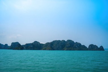 Rock Island Halong Bay, Vietnam, Güneydoğu Asya'da doğal görünümünü. UNESCO dünya mirası. Dağ Adaları'nda Ha uzun Bay. Güzel manzara popüler Asya Simgesel Yapı ünlü hedef Vietnam